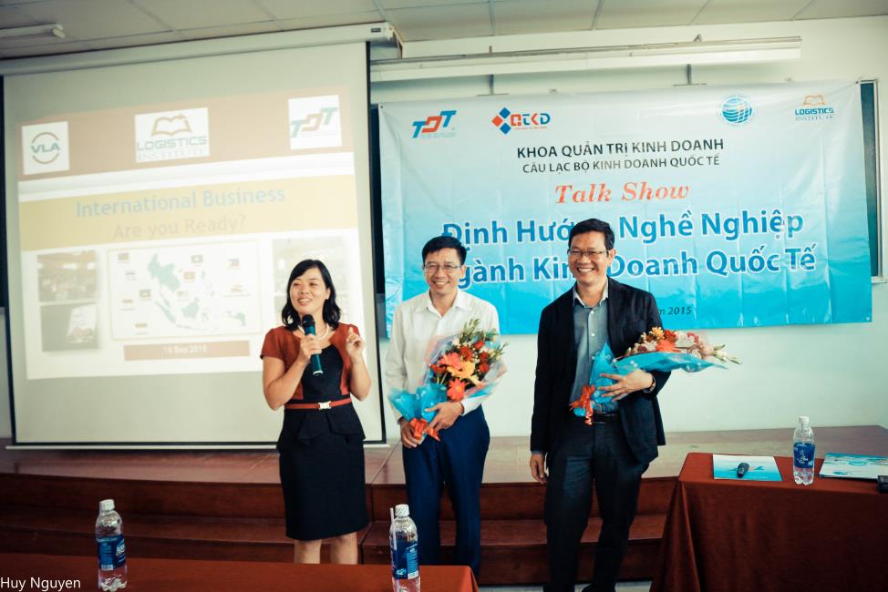 Tiến sĩ Phạm Thị Ngân - Trưởng bộ môn Kinh doanh quốc tế trao hoa cám ơn đến các chuyên gia