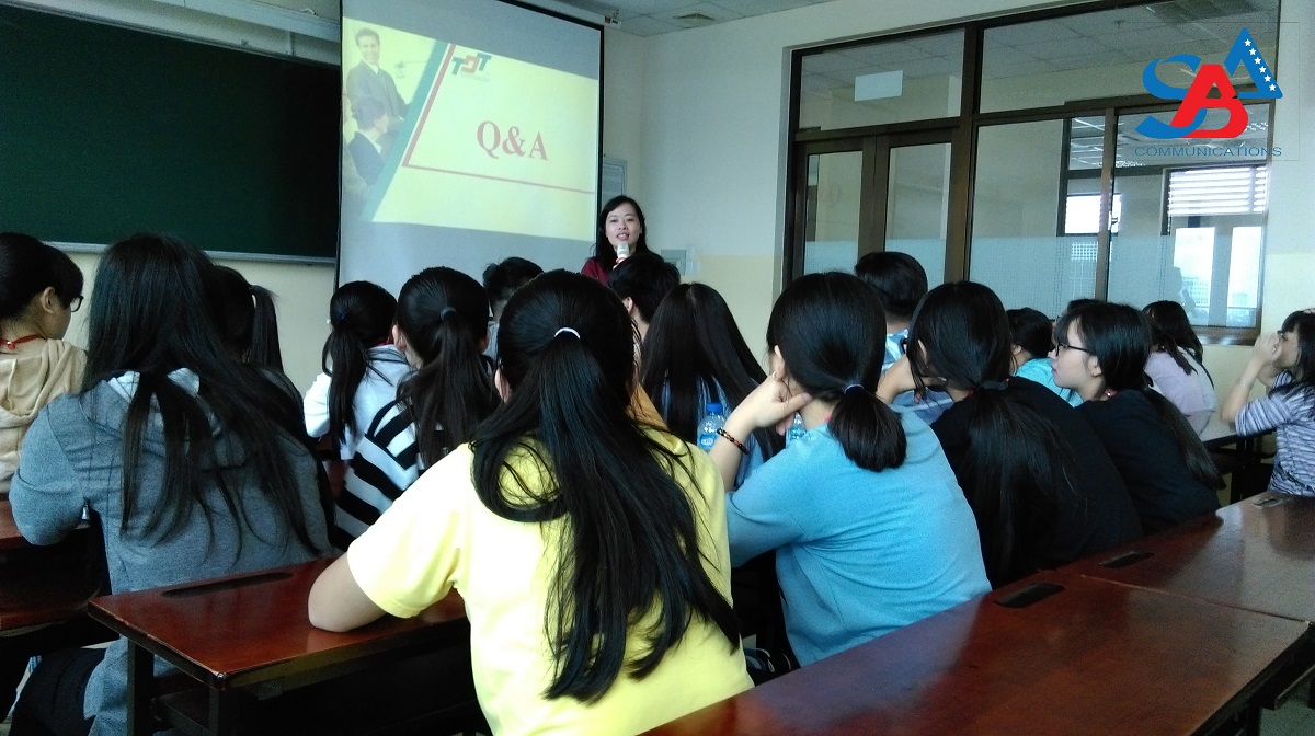 Cô Phạm Thị Ngân chia sẻ về chương trình Chất Lượng Cao và Liên Kết của Trường Đại Học Tôn Đức Thắng với các trường đối tác.