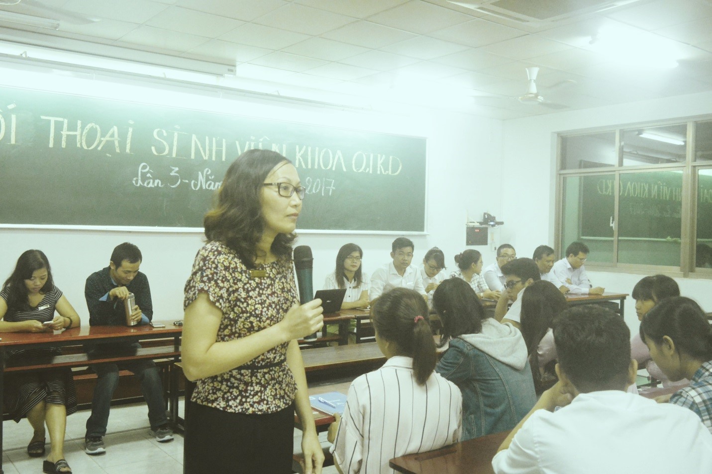 TS. Phạm Thị Minh Lý – Trưởng khoa QTKD  đang đại diện giải đáp các thắc mắc của sinh viên