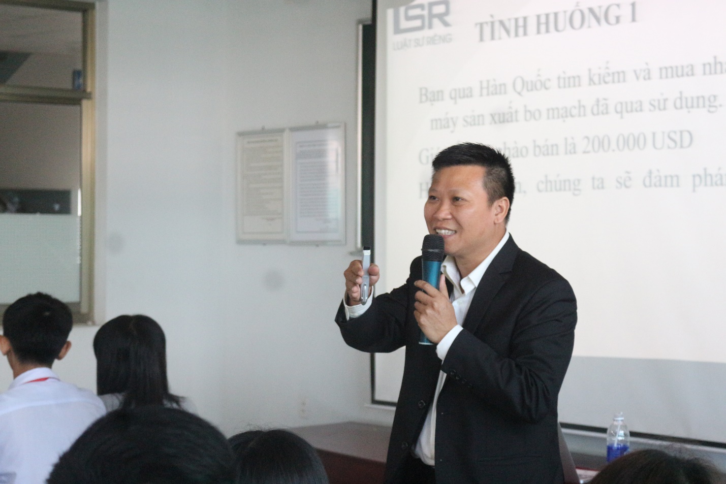 Giám đốc Lê Xuân Hữu chia sẻ kinh nghiệm đàm phán hợp đồng ngoại thương