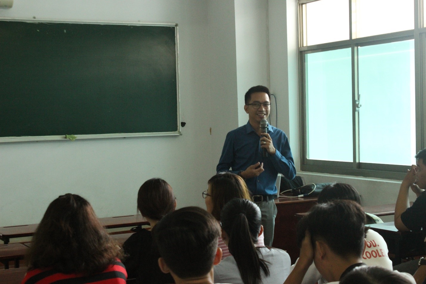 Ông Jereco trao đổi với sinh viên về những khó khăn của ông khi lần đầu làm việc tại Việt Nam và những khác biệt giữa văn hóa Việt Nam và Philippines.