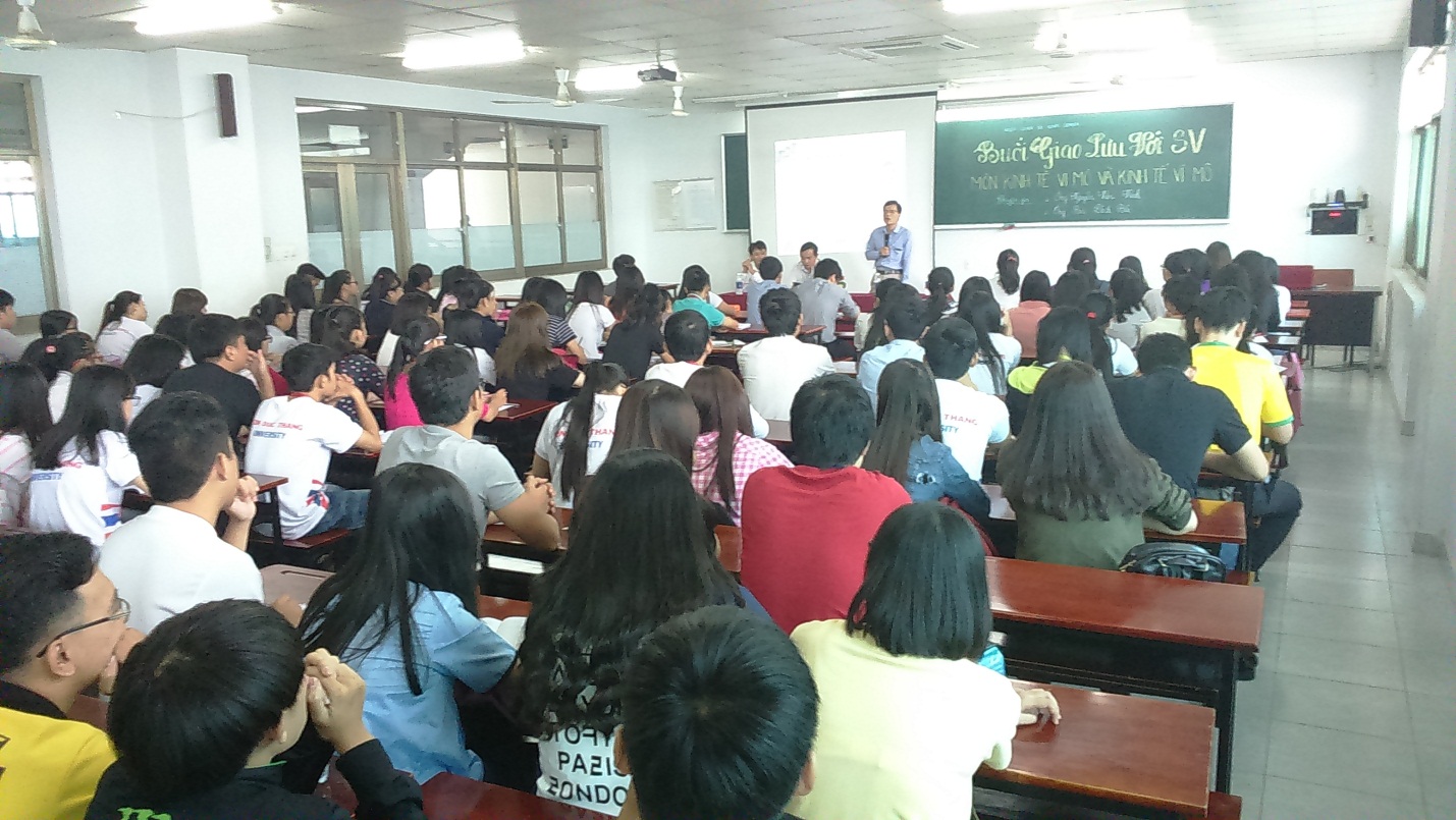 Thầy Lê Thanh Tùng giới thiệu đôi nét về chuyên gia với sinh viên