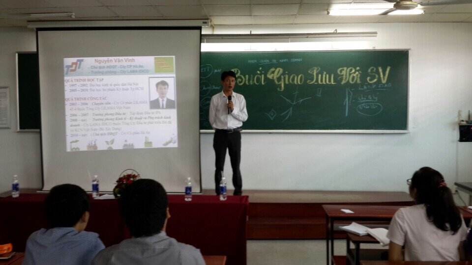 Chuyên gia Nguyễn Văn Vinh chia sẻ với sinh viên