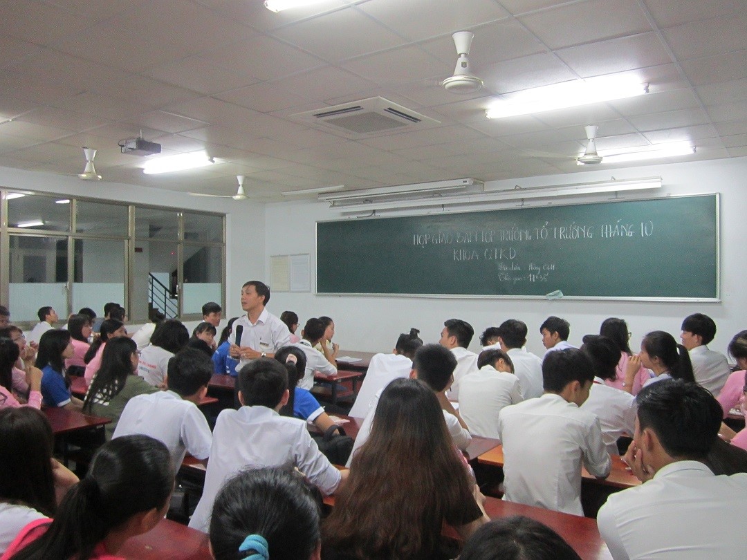 Thầy Tăng Khắc Quý – Trợ lý Công tác Sinh viên Khoa trao đổi các vấn đề học tập với sinh viên