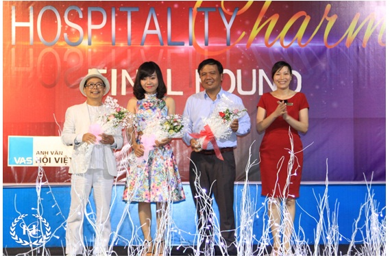Tiến sĩ Phạm Thị Minh Lý tặng hoa cho ban giám khảo