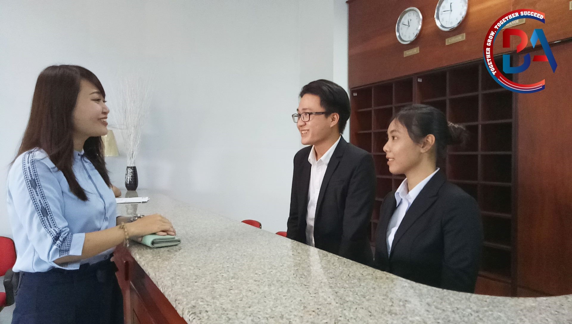Thí sinh đang ứng xử với các tình huống của Ban giám khảo – Trong ảnh là Ths Trịnh Phương Dung đóng vai 1 khách hàng làm thủ tục check-in