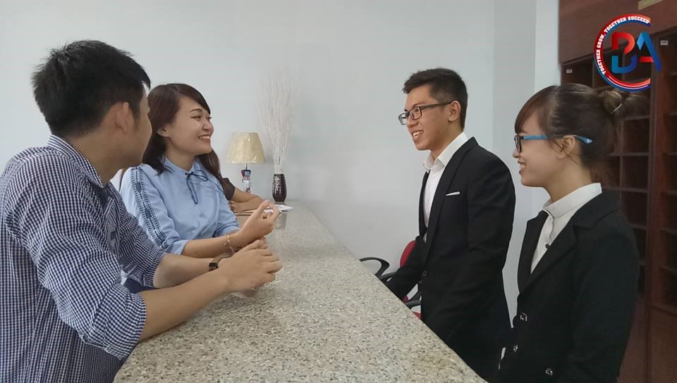 Thí sinh đang ứng xử với các tình huống của Ban giám khảo – Trong ảnh là Ths Trịnh Phương Dung và Ths Nguyễn Quốc Lộc đóng vai 2 khách hàng làm thủ tục check-out.