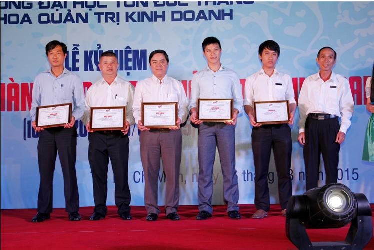 Thầy Nguyễn Trung Đình – Giám đốc trung tâm hợp tác Doanh nghiệp và cựu sinh viên trao giấy khen cho cựu Sinh viên có đóng góp cho sự phát triển của Khoa.