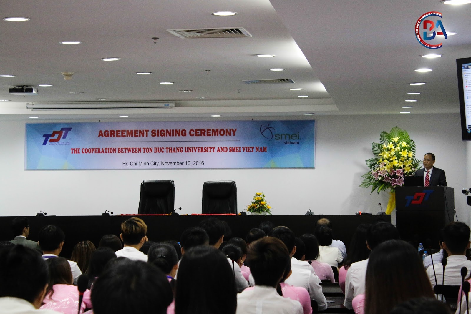 Trước khi thủ tục ký kết bắt đầu, ông Hồ Huy Huyền, CME, CSE – Tổng giám đốc SMEI Việt Nam chia sẻ về ý nghĩa của việc hợp tác và sự cam kết của SMEI đồng hành với nhà trường.