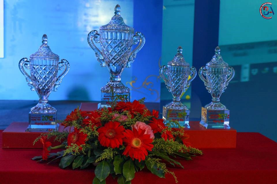 Phần thưởng vinh dự nhất của cuộc thi : các chiếc CUP vinh danh.