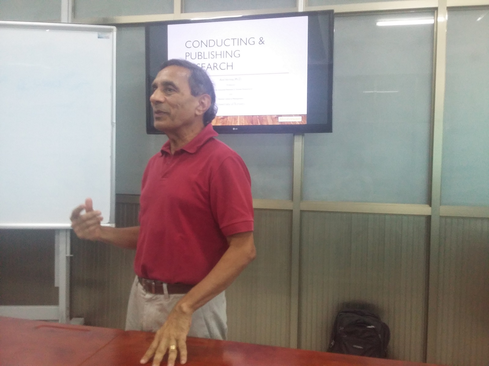 GS. TS. Anil Verma đang trình bày những kinh nghiệm trong nghiên cứu và công bố quốc tế