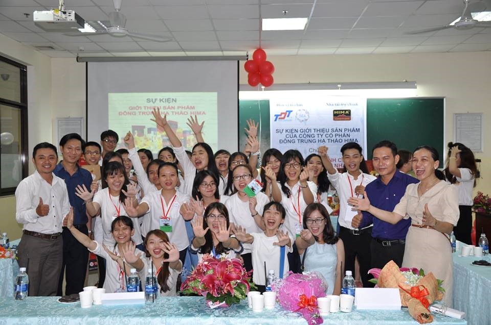 Ban tổ chức thành viên nhóm Sunshine Event Agency's chụp ảnh lưu niệm với cô Lê Thị Thúy Phượng, GV giảng dạy môn học cùng các GV bộ môn, đại diện phía doanh nghiệp HIMA.  