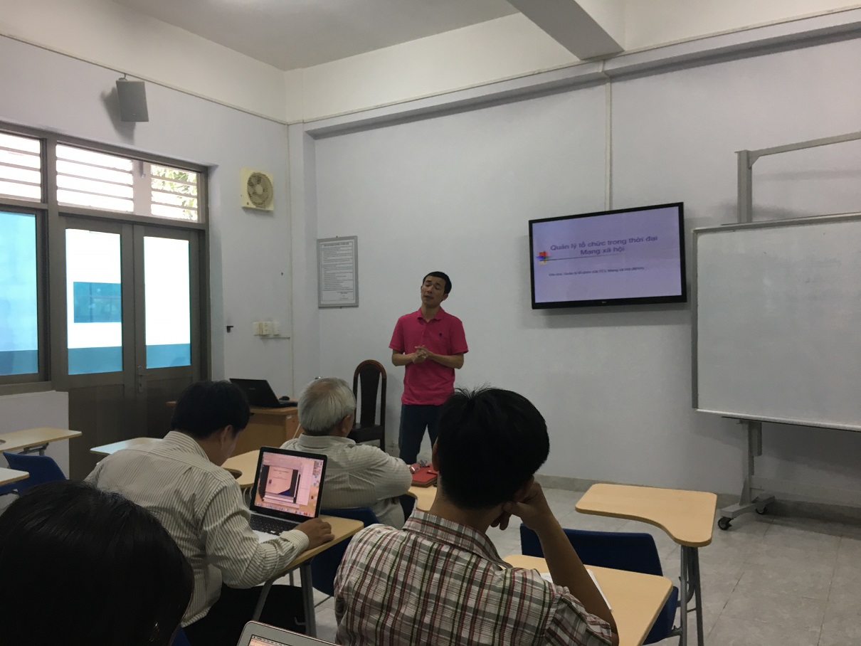 TS Trần Trọng Thùy đang chia sẻ về nội dung bài báo Quản lý tổ chức trong thời đại mạng xã hội