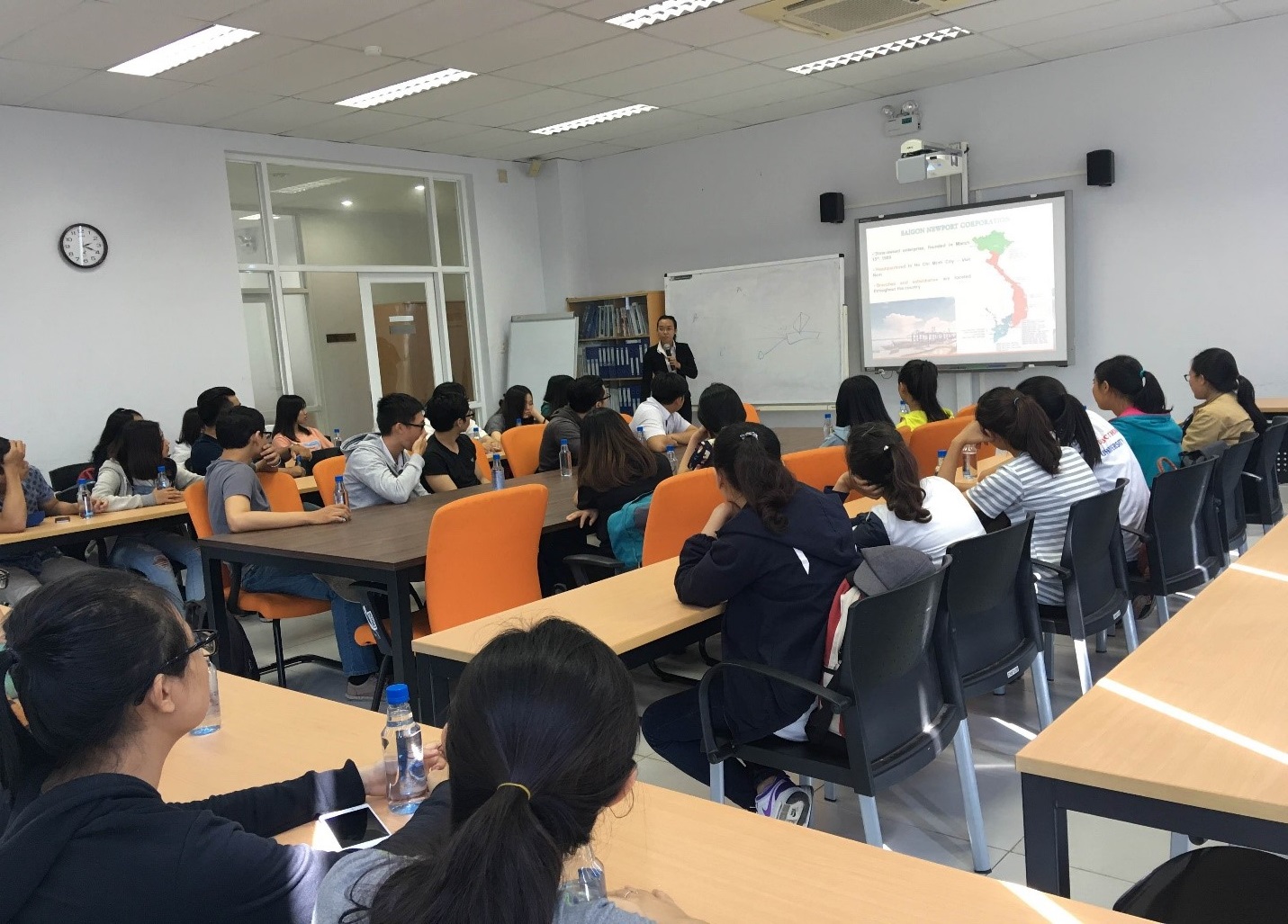 The students listening the introduction of practical operations at Tan Cang STC