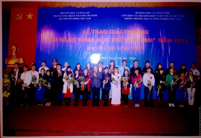 Sinh viên Phạm Quốc Cường (thứ ba từ trái qua) đại diện cho nhóm sinh viên nhận giải thưởng “Tài năng khoa học trẻ Việt Nam” 