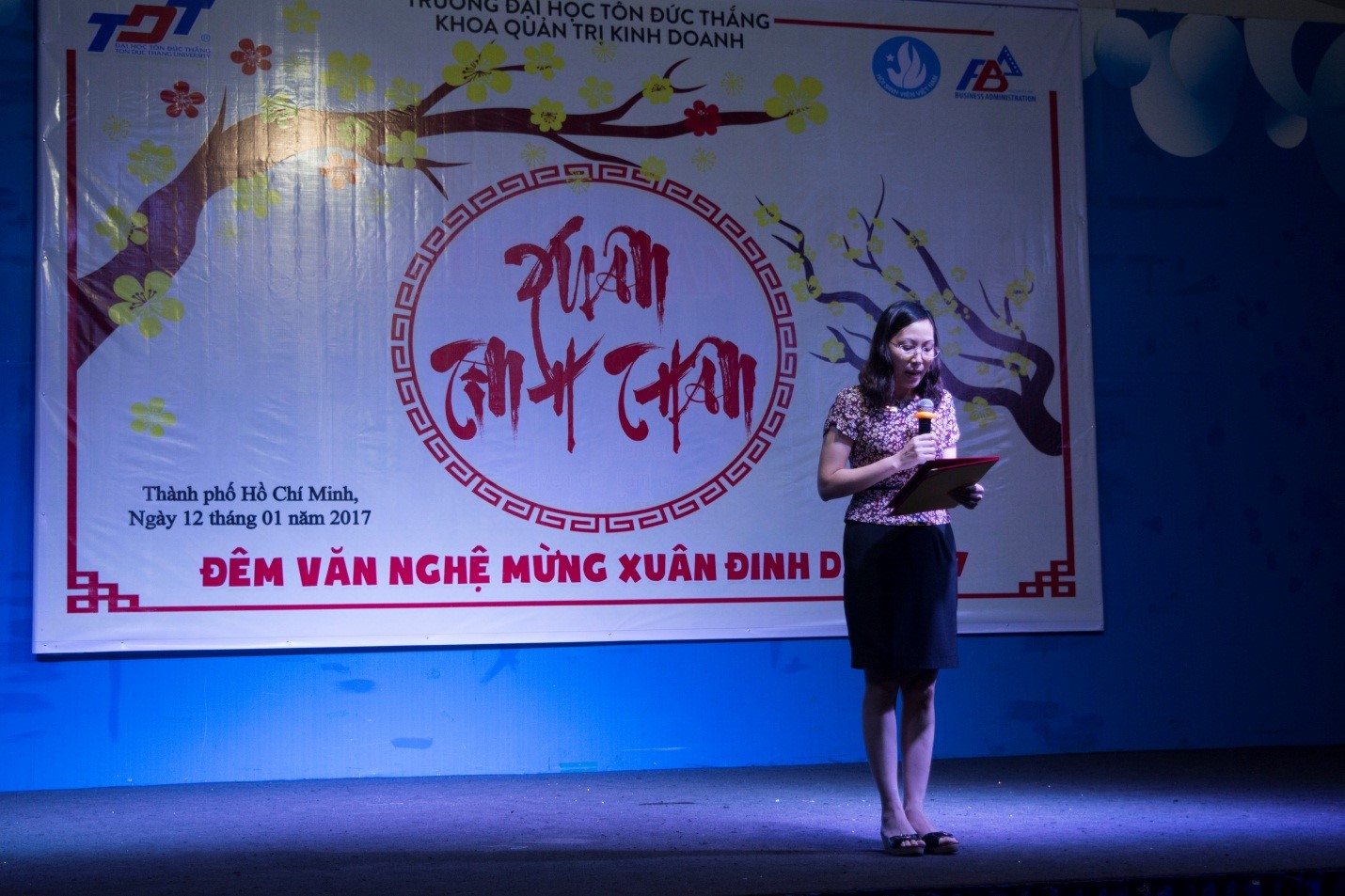Cô Phạm Thị Minh Lý – Trường Khoa QTKD phát biểu khai mạc đêm văn nghệ
