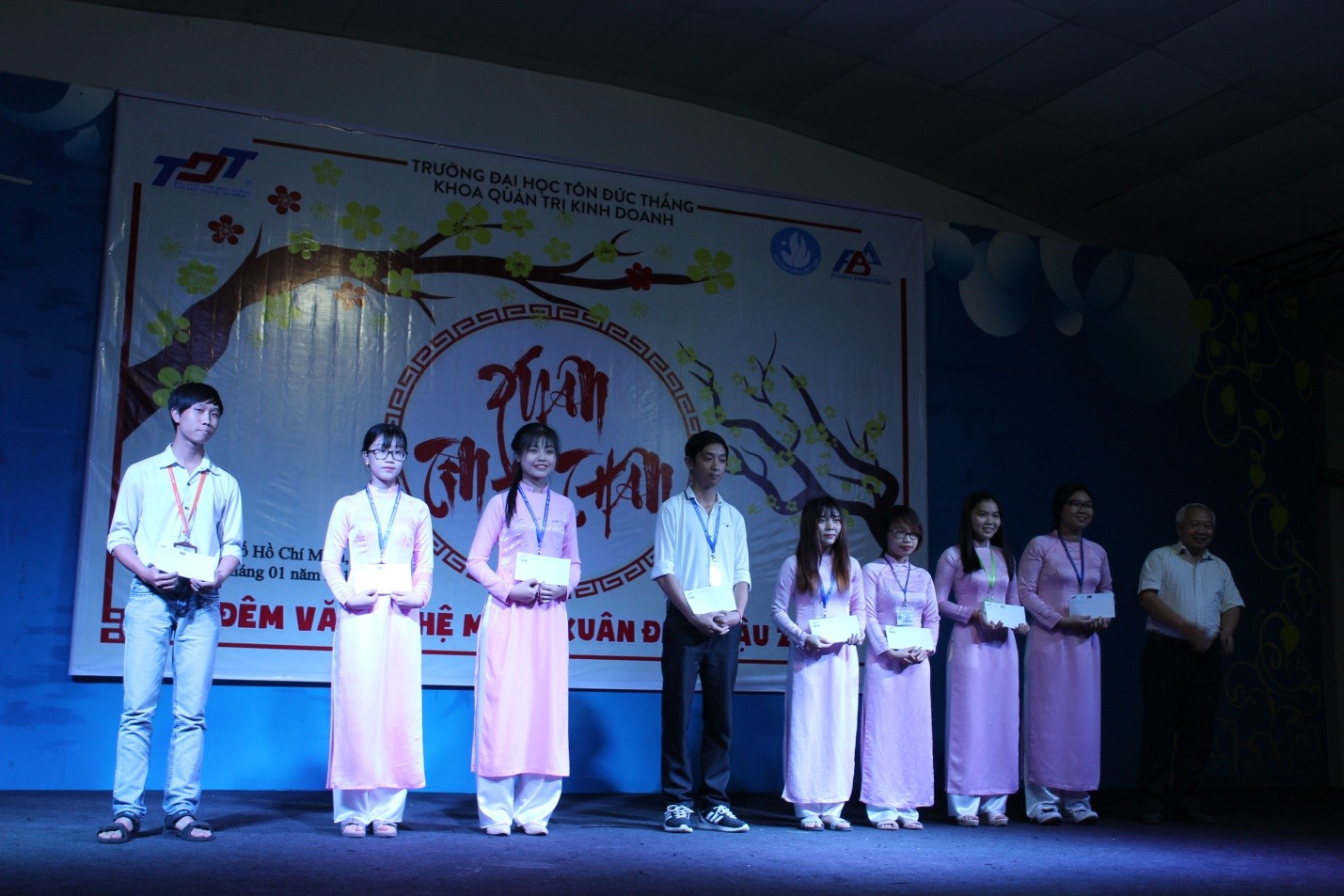 Thầy Đoàn Văn Bồng đại diện trao tặng học bổng cho các sinh viên vượt khó, học tốt