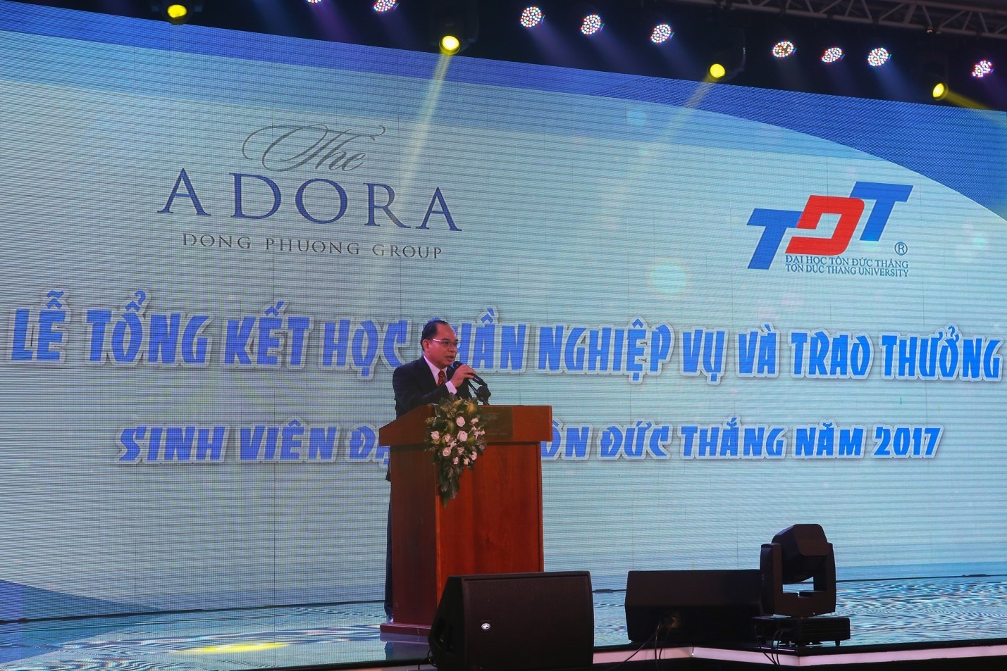 Hình 1: Ông Bùi Tiến Đạt – Giám đốc nhân sự The Adora Dong Phuong Group phát biểu về buổi lễ tổng kết