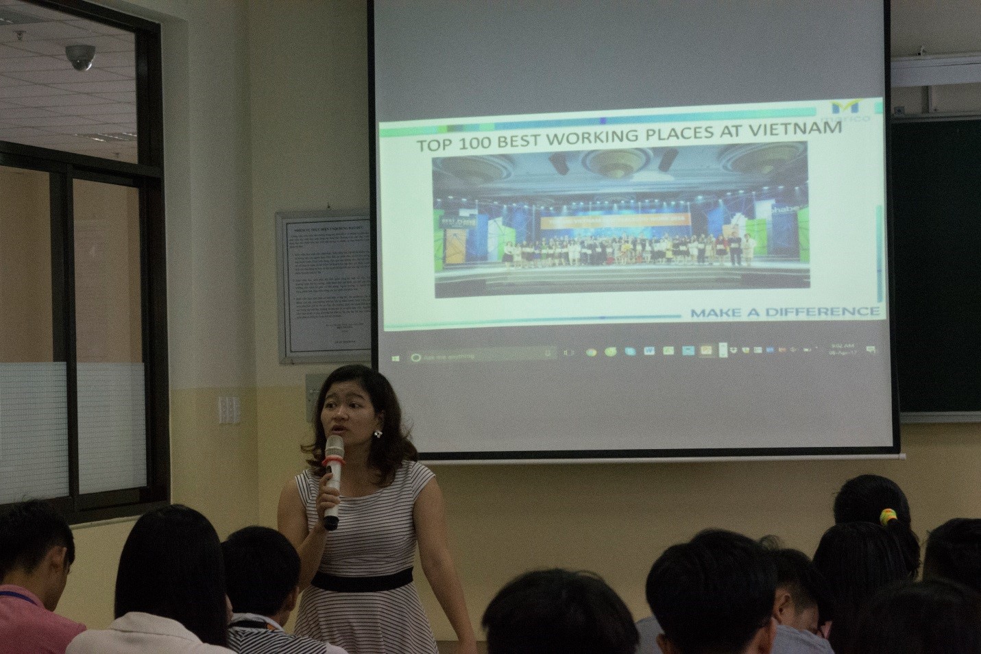 Chị Nguyễn Thị Ngọc Quỳnh đang chia sẻ về môi trường làm việc tốt tại Việt Nam
