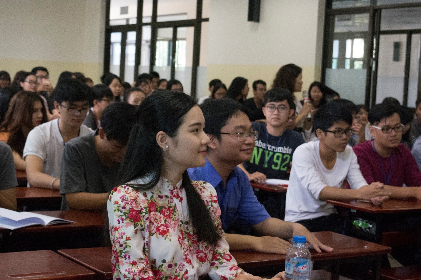 Diễn giả Trần Thị Thanh Loan trong phần giao lưu với các bạn sinh viên