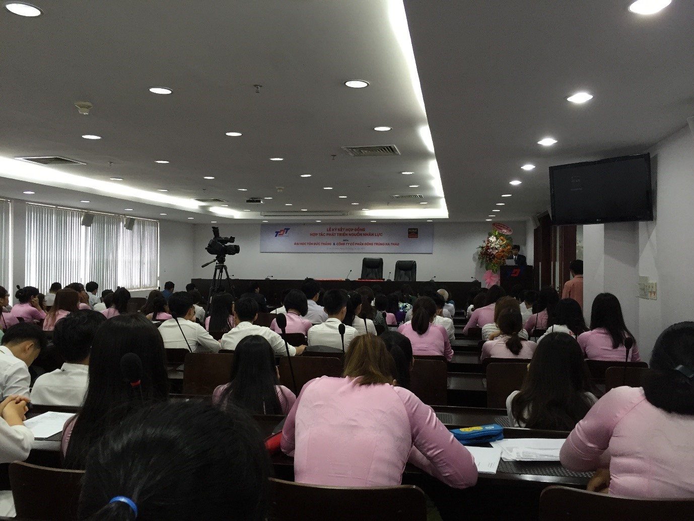 Quang cảnh buổi Lễ Ký kết với đông đảo sinh viên K19 ngành Quản trị Marketing tham dự