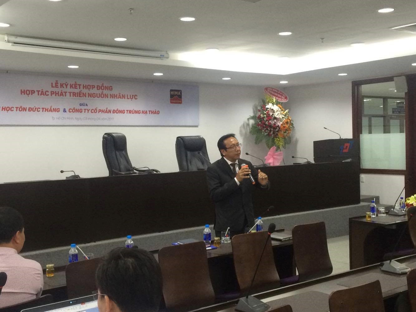 Ông Lê Tấn Trung – Giám đốc Đào tạo công ty cổ phần HIMA đang giới thiệu chương trình đào tạo thực hành chuyên môn Kĩ năng Bán hàng giữa công ty và trường Đại học Tôn Đức Thắng