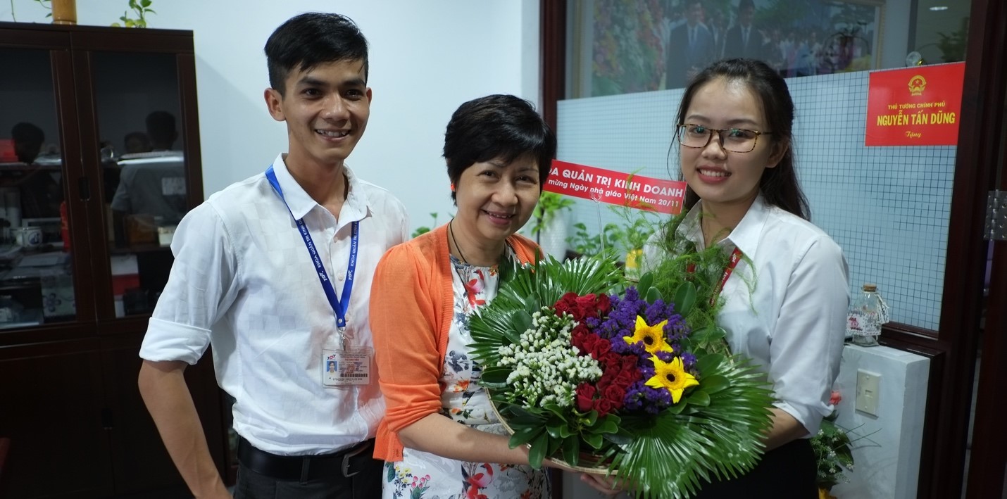 Sinh viên Khoa tặng hoa cho Th.S Trịnh Minh Huyền – Trợ lý Hiệu trưởng.