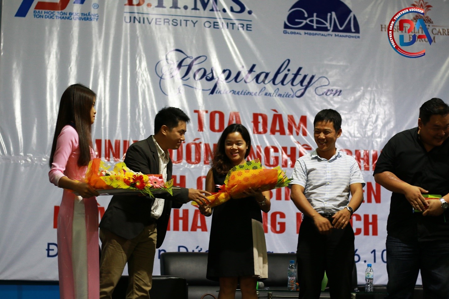 At the end of the Talkshow, MSc. Truong Nu To Giang gave to guests some bouquets to thank for their appearance and sharings.