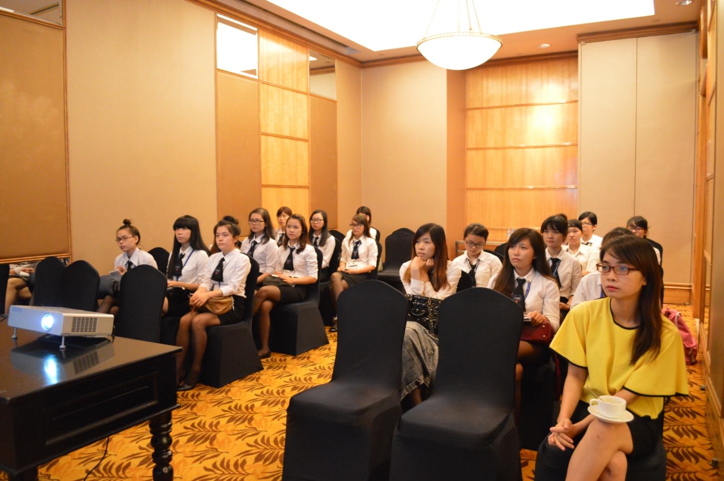 Cô Trương Nữ Tô Giang hướng dẫn và chia sẻ cùng các bạn sinh viên ngành Nhà hàng - Khách sạn đi kiến tập.