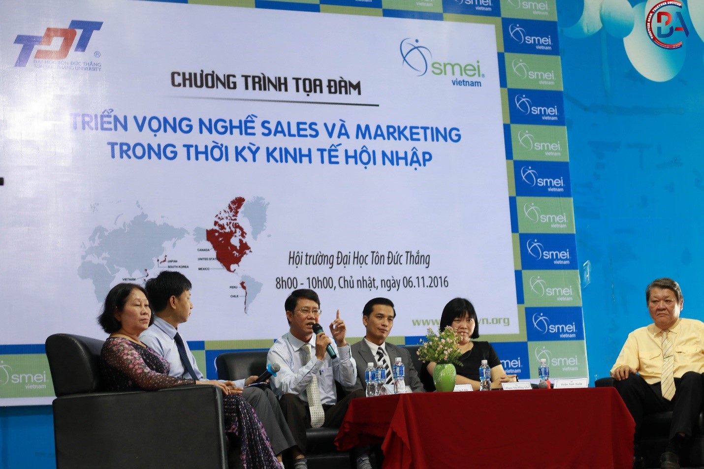 Th.S Nguyễn Văn Sĩ chia sẻ với các bạn sinh viên một số thông tin về khởi nghiệp