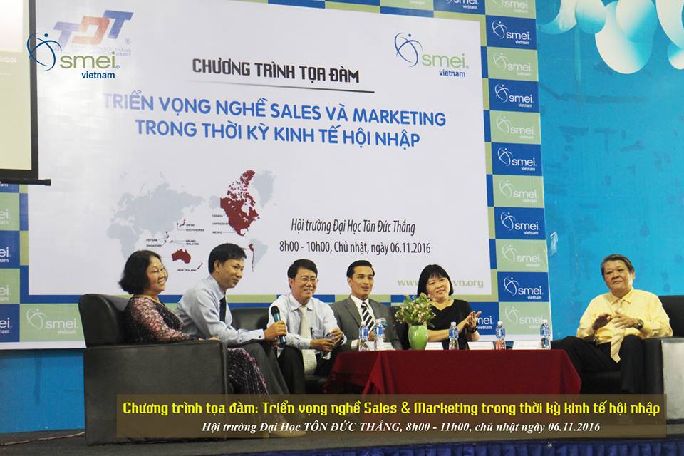 Chị Phạm Thị Hồng Yến - Giám đốc nhân sự công ty Datalogics Việt Nam (thứ hai từ phải sang) đang cổ vũ các câu hỏi từ sinh viên