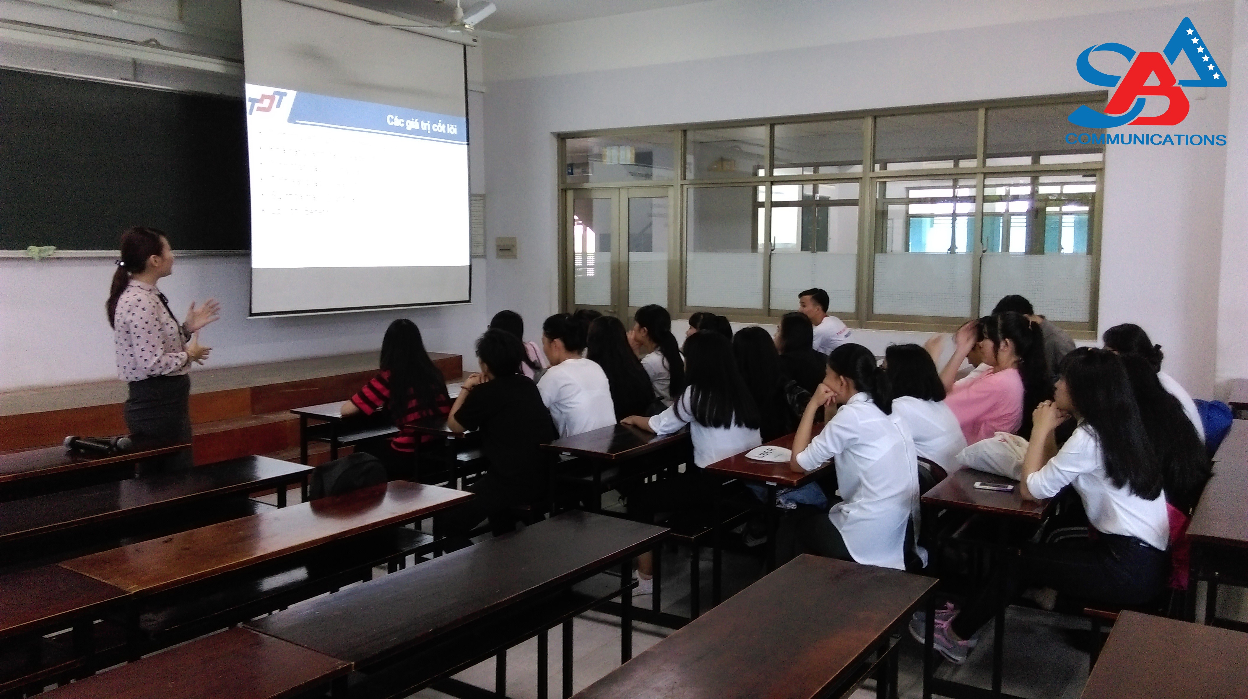 Cô Trịnh Phương Dung trình bày về chương trình đào tạo của khoa Quản Trị Kinh Doanh