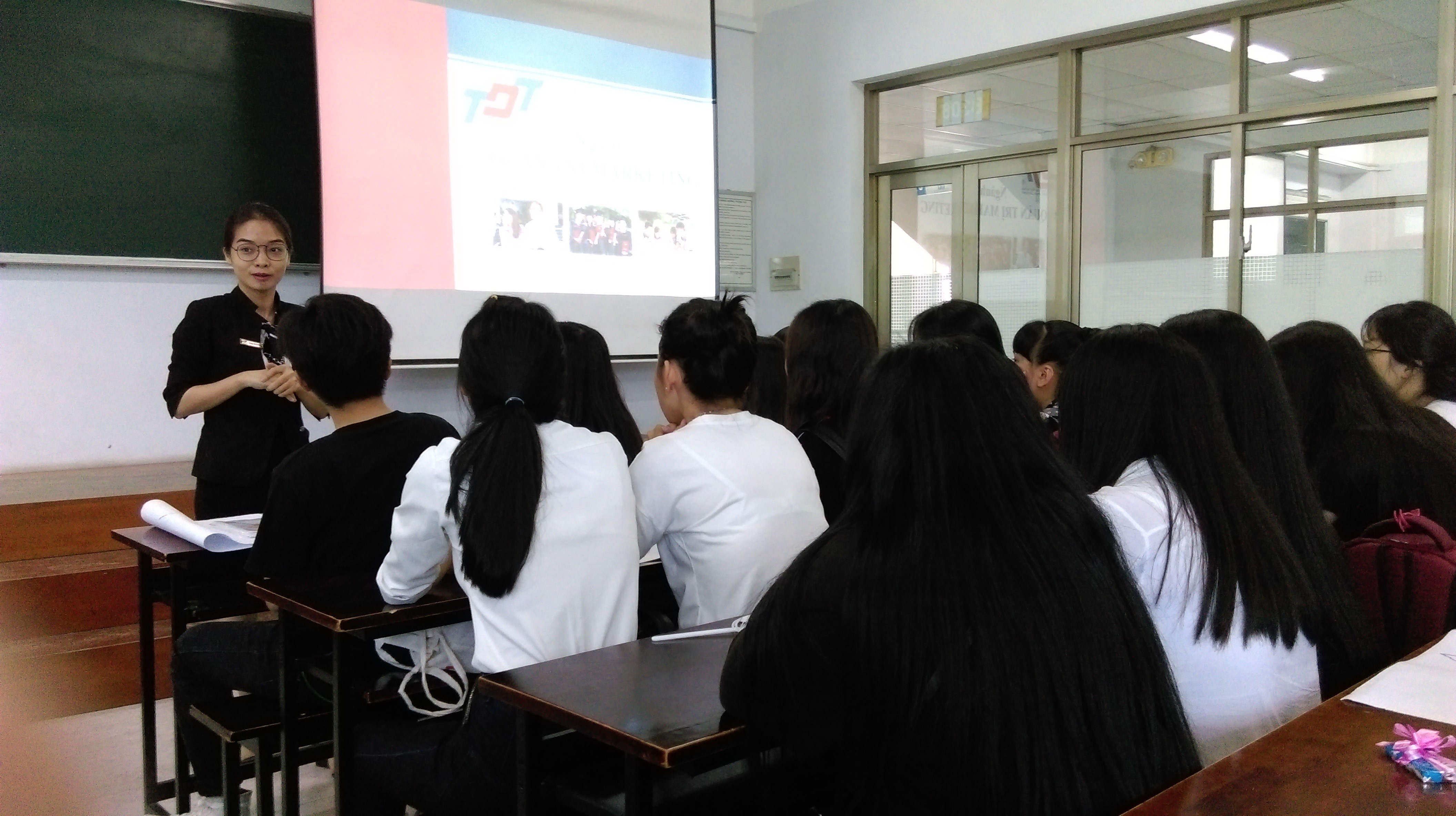 Cô Trương Nữ Tô Giang giới thiệu về chương trình Liên Kết của Trường Đại Học Tôn Đức Thắng và các trường đối tác.