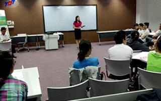 TS. Phạm Thị Minh Lý, trưởng khoa Quản trị kinh doanh đang giới thiệu về ban giảng viên của khóa học