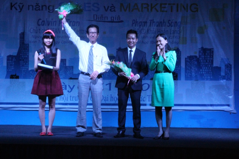 Cô Lê Thị Thúy Phượng – trưởng bộ môn Marketing, đại diện BTC tặng nhưng bó hoa tươi thắm đến 2 diễn giả
