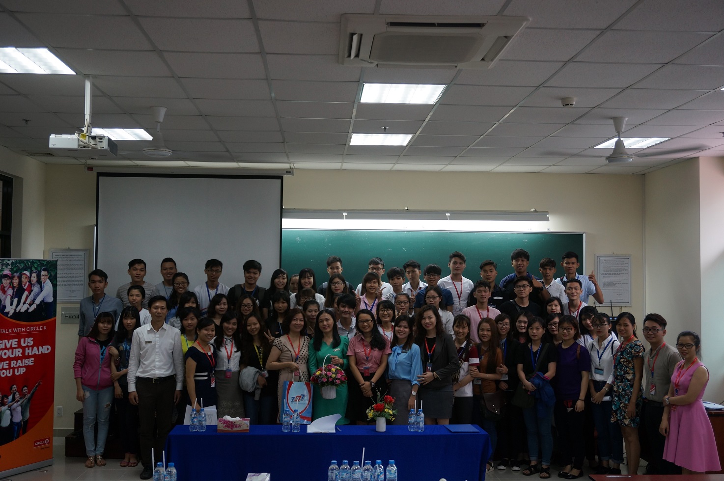 Students and teachers of Department Marketing souvenir photos with the brothers and sisters coming from Circle K. The system stores