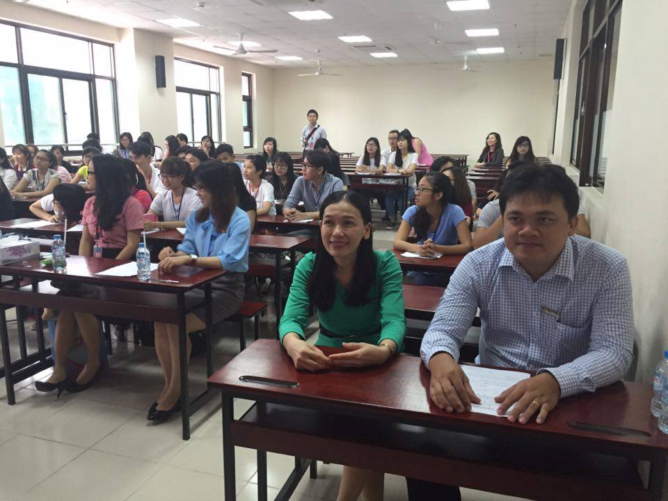 Anh Phạm Vũ Bảo, cán bộ trung tâm hợp tác doanh nghiệp và cựu sinh viên (bên phải) và cô Lê Thị Thúy Phượng, trưởng bộ môn Marketing đến tham dự hội thảo.
