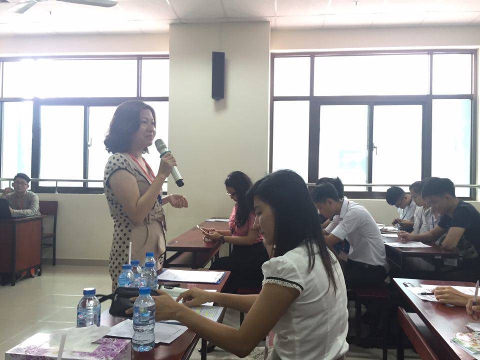 Chị Thảo đang chia sẻ về kinh nghiệm làm việc với các bạn sinh viên.