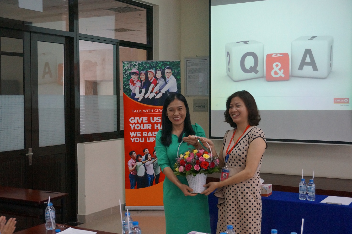 Cô Lê Thị Thúy Phượng, Trưởng bộ môn Marketing tặng quà lưu niệm đến chị Nguyễn Thị Thu Thảo - Trưởng Phòng Nhân Sự Circle K.
