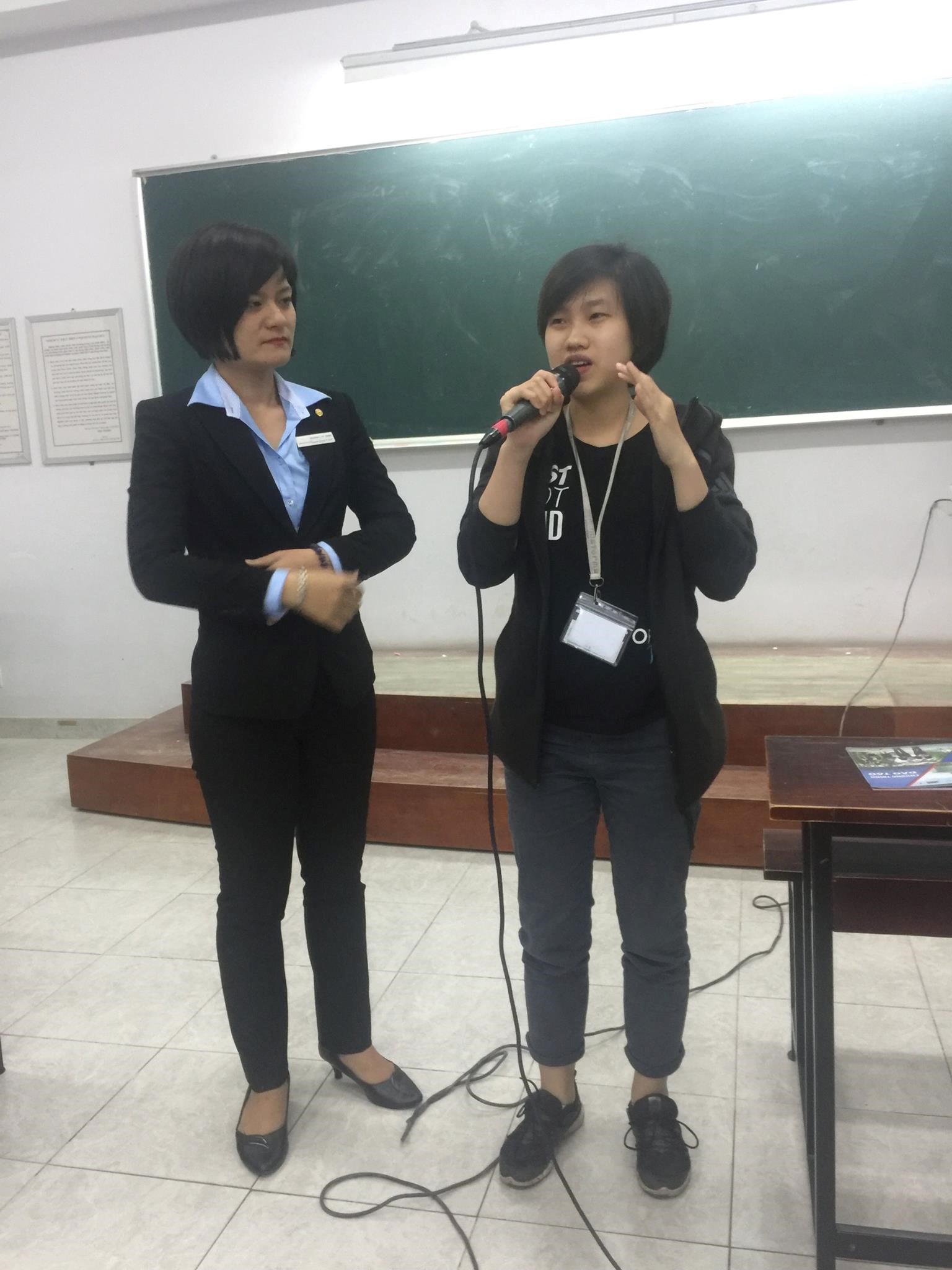Sinh viên trao đổi những băn khoăn trong định hướng nghề nghiệp với diễn giả Nguyễn Thị Trung Trinh - Trưởng Phòng Bộ Phận Chăm Sóc Khách Hàng