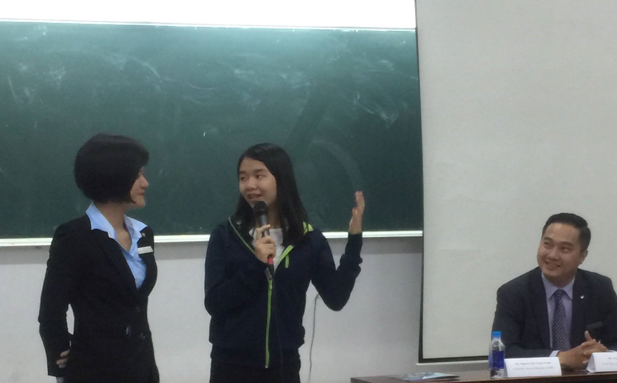 Sinh viên trao đổi những băn khoăn trong định hướng nghề nghiệp với diễn giả Nguyễn Thị Trung Trinh - Trưởng Phòng Bộ Phận Chăm Sóc Khách Hàng