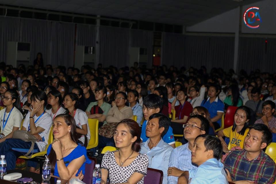 Đông đảo các thầy cô khoa QTKD và hơn 500 sinh viên ủng hộ nhiệt tình cho cuộc thi.