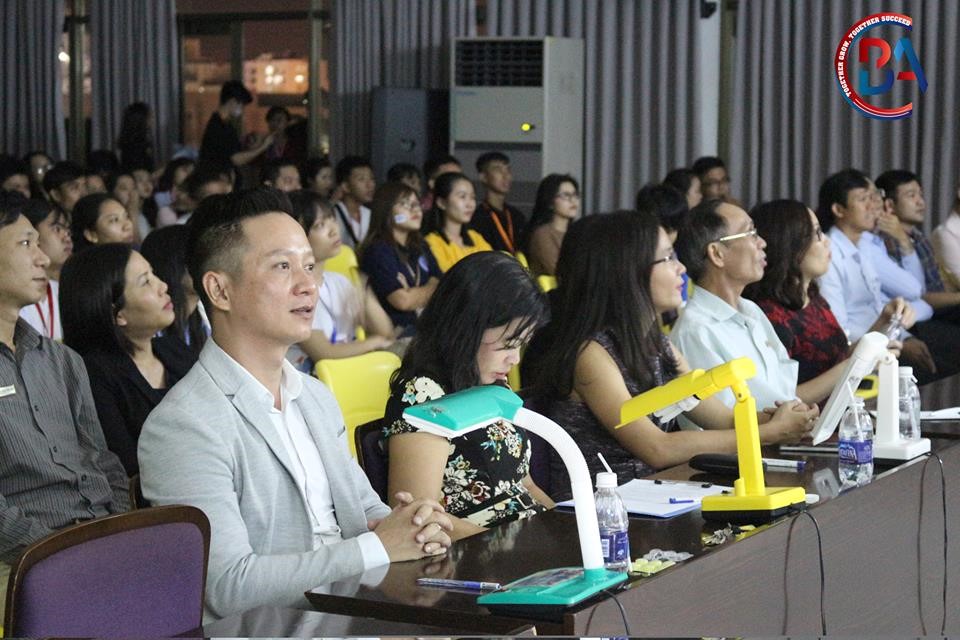 Thầy Nguyễn Hồng Khanh, đại diện ban giám khảo đang giả định các tình huống thử thách khả năng của các nhóm.