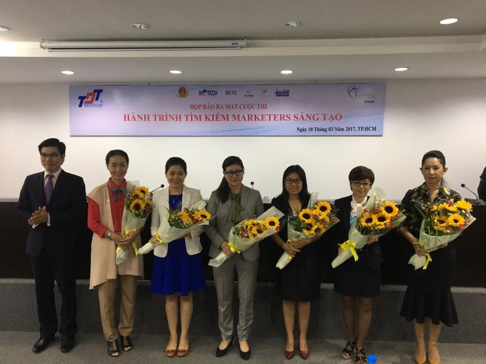 TS. Trần Trọng Đạo – Phó Hiệu Trưởng Trường ĐH Tôn Đức Thắng trao những bó hoa tươi thắm cám ơn các doanh nghiệp đã đồng hành cùng cuộc thi.