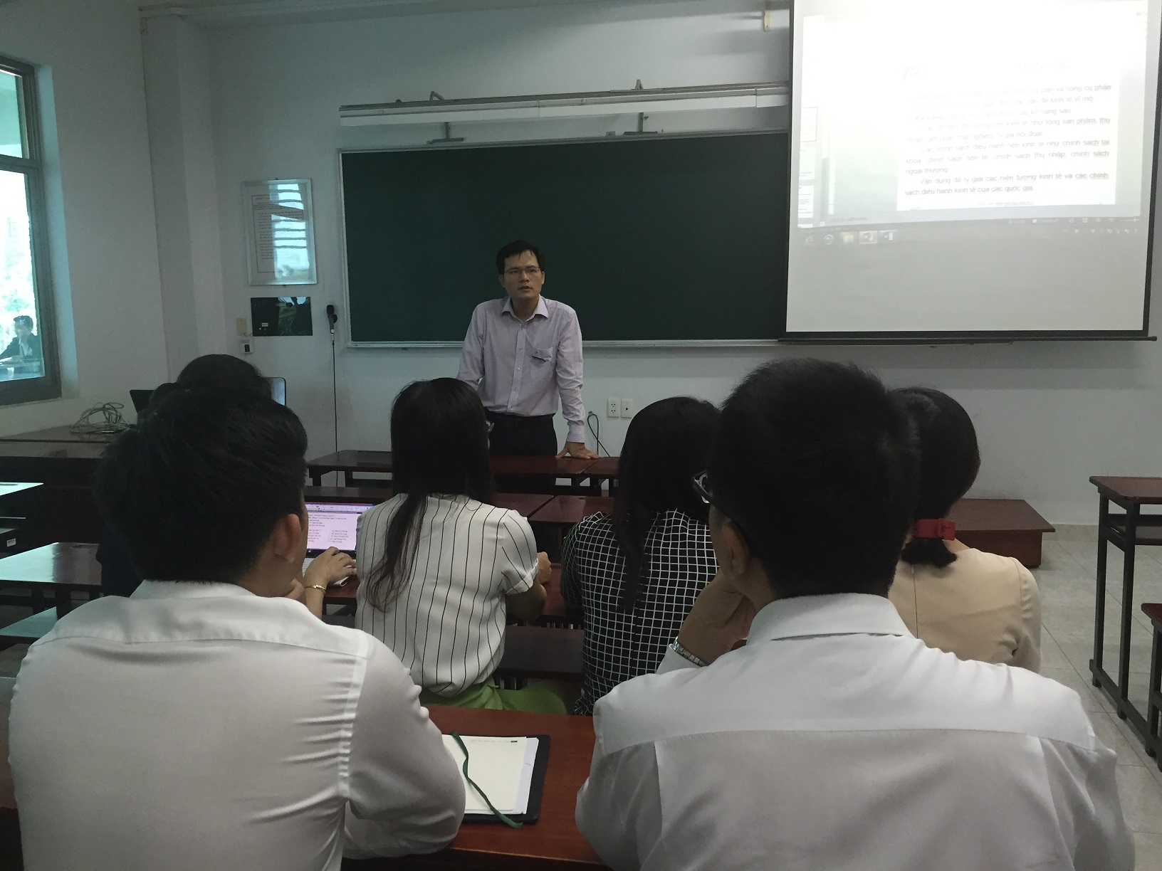 Dr. Le Thanh Tung is sharing teaching of Macro Economics module