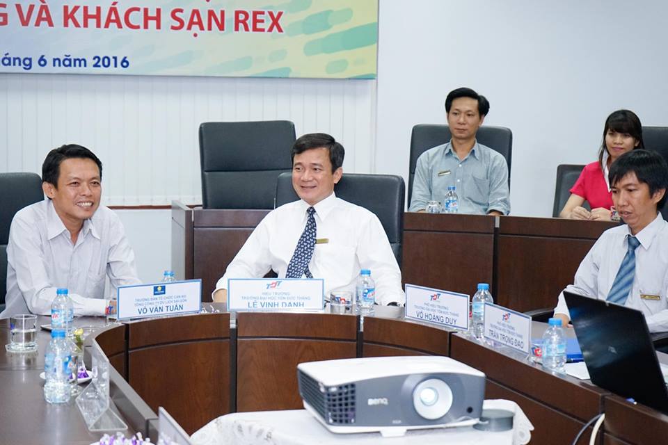 GS Lê Vinh Danh, Hiệu trưởng trường Đại học Tôn Đức Thắng đang trao đổi với ông Võ Văn Tuấn, Trưởng ban tổ chức cán bộ, Tổng công ty du lịch Sài Gòn về việc hợp tác.