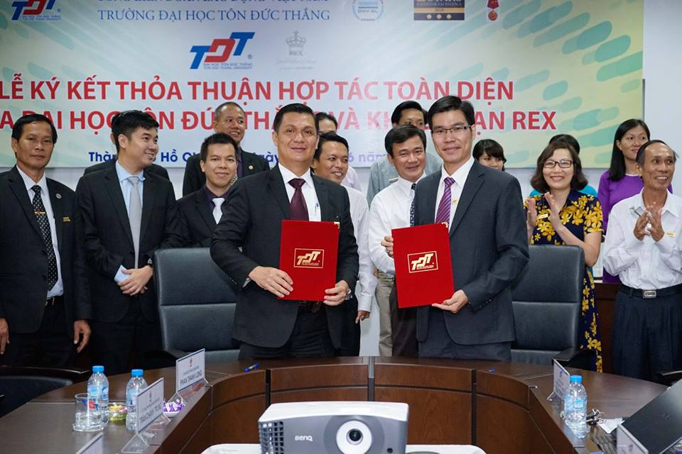 TS. Trần Trọng Đạo, Phó Hiệu trưởng trường Đại học Tôn Đức Thắng đại diện nhà trường ký kết với ông Phan Thanh Long, giám đốc khách sạn Rex. 