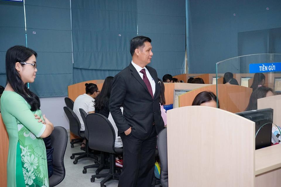 Ông Phan Thanh Long, giám đốc khách sạn Rex tham quan phòng mô phỏng