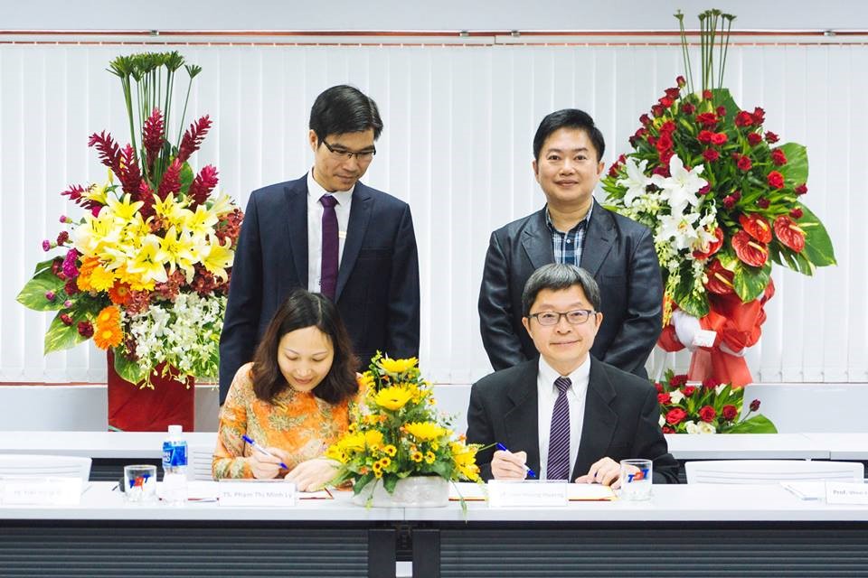 TS Phạm Thị Minh Lý, Trưởng khoa Quản trị kinh doanh ký kết với GS.TS Kun-Huang Huarng, Trưởng khoa kinh doanh đại học Phùng Giáp.