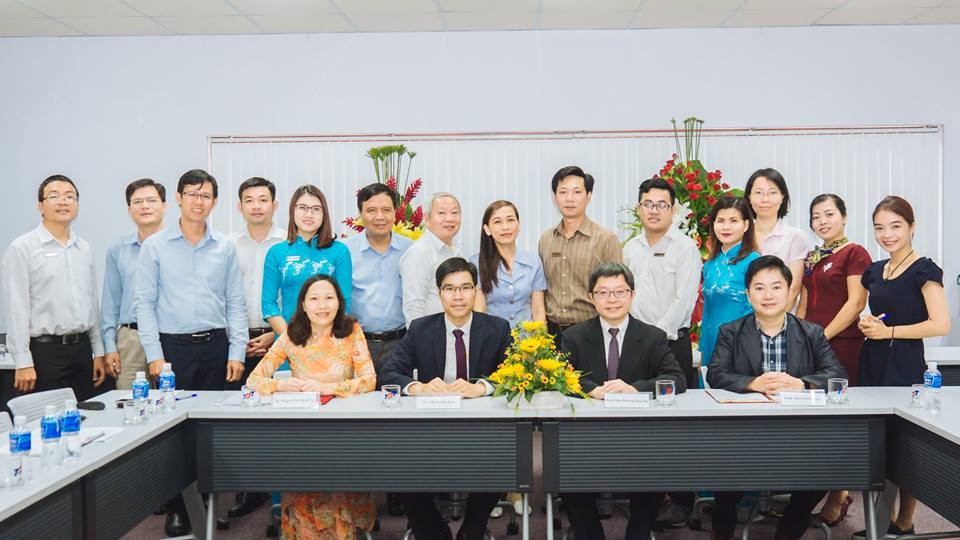 Tập thể giảng viên Khoa Quản trị kinh doanh chụp ảnh lưu niệm với hai giáo sư đại diện từ đại học Phùng Giáp.